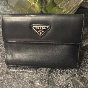 🖤 Prada Black Leather Trifold. Stunner. 🖤